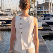 Blouse asymétrique sans manches en lin et coton blanc